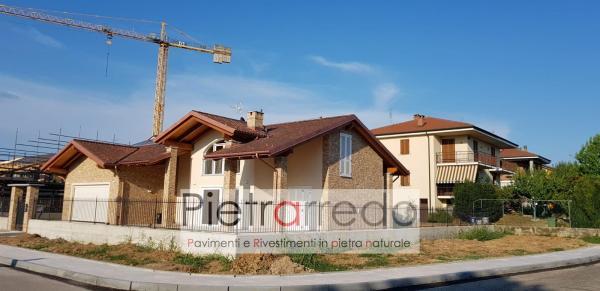 facciata-villa-rivestita-mattonelle-pietra-liste-marrone-beige-arenaria-design-costi-pietrarredo