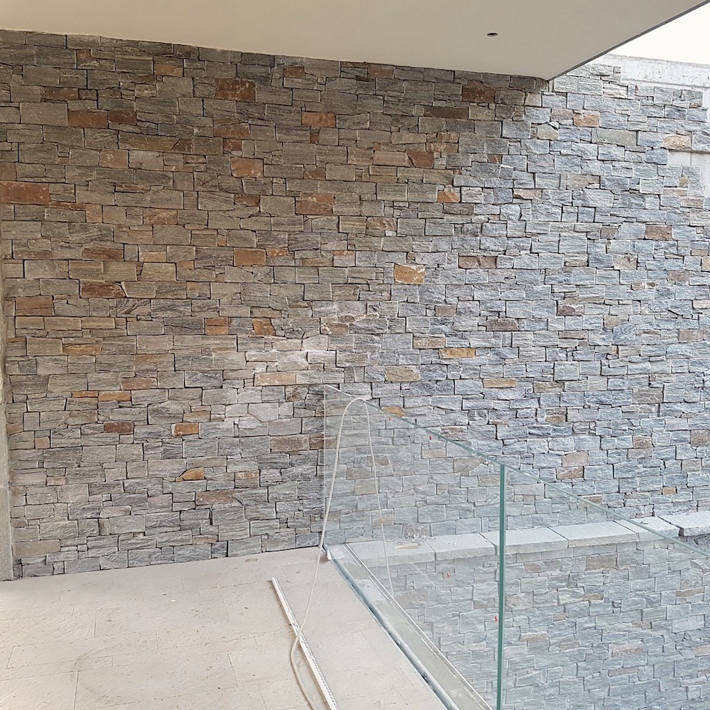parete-elegante-pietra-rivestita-muro-quarzite-luserna-secco-pietrarredo-milano