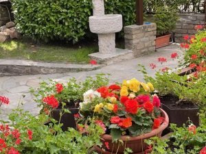 fontana in pietra elegante da terra colonna alta pietrarredo granito sasso prezzo