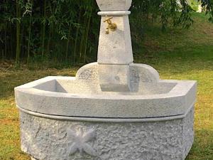 fontanone granito roma antica bocciardato sasso pietra fatta a mano scalpellino prezzo pietrarredo