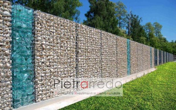 muro di conta con gabbioni di rete mare riempiti di sasso pietra vetro decorativo turchese prezzo costi pietrarredo milano offerta