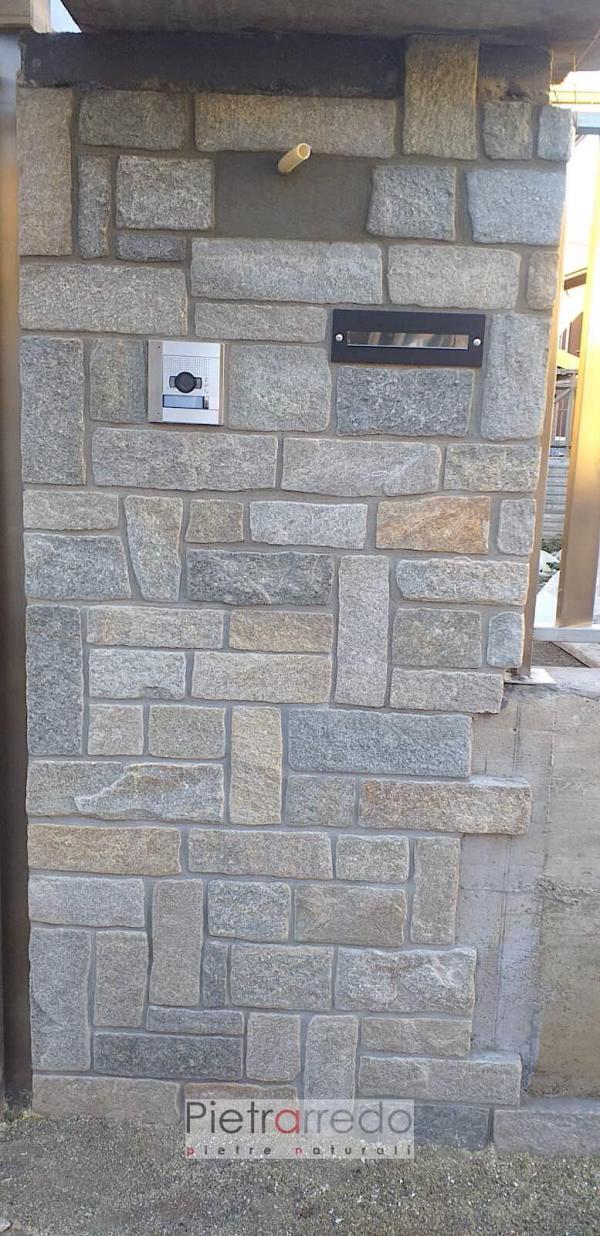 ingresso cancello cancelletto rivestito con pietra naturale bella grigio beige anticata pietrarredo milano
