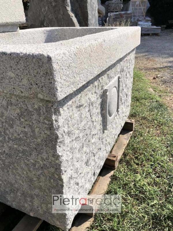 fontana con vasca grande in granito sasso per giardino stone garden con torretta e rubinetto pietrarredo milano offerta