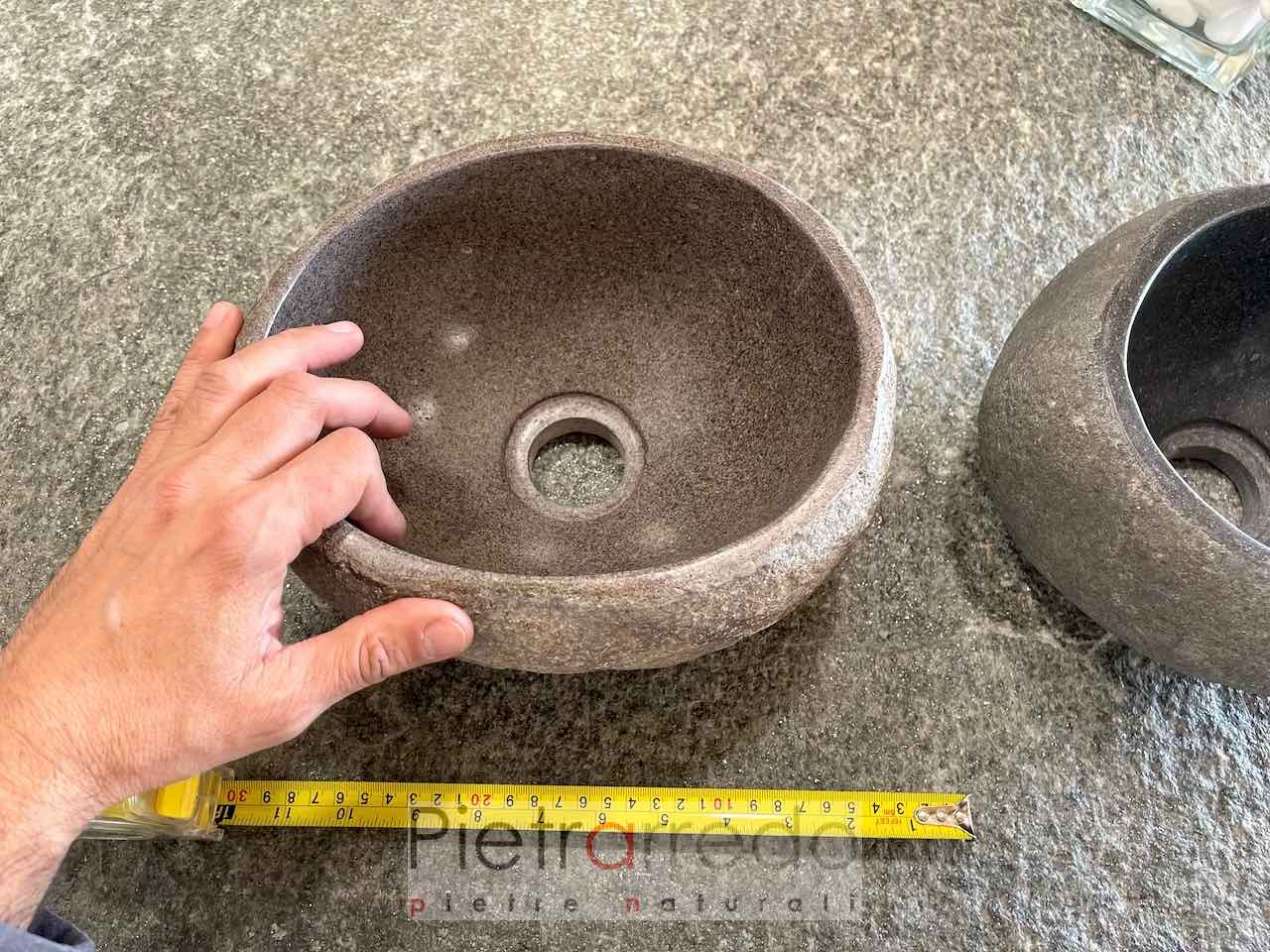 Waschbecken mit kleinen Flusskieseln 25 cm Durchmesser Steinpreis Pietrarredo Stone