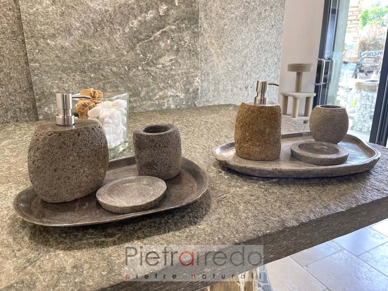 Set accessori arredo bagno in pietra naturale eseguito artigianalmente a  mano