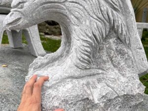 Bieten Sie handgefertigte Naturstein-Granitskulpturen, Steinadler, wunderschönen Pietrarredo-Mailand-Italien-Stein