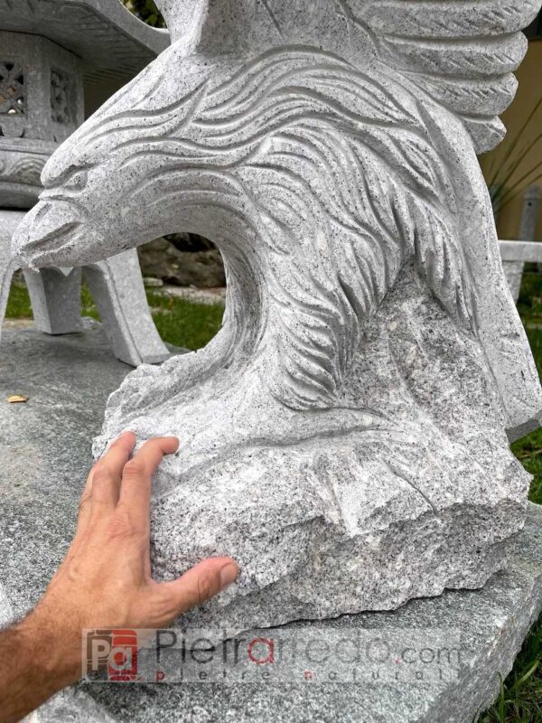 Bieten Sie handgefertigte Naturstein-Granitskulpturen, Steinadler, wunderschönen Pietrarredo-Mailand-Italien-Stein