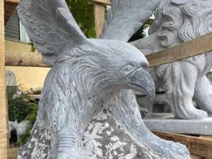 scultura in granito pietra aquila in volo grande fatta a mano prezzo stona garden offerta pietrarredo elegante