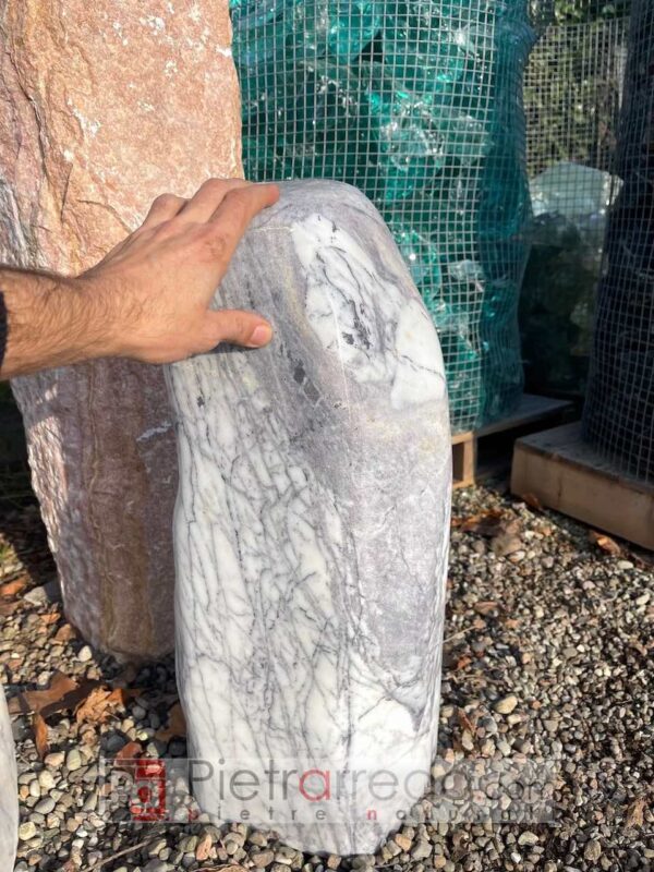 Monolithisches Kunstwerk aus polierten Carrara-Steinspitzen für Gartenmöbel aus Pietrarredo