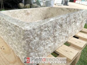 L'évier en marbre de type travertin offre un prix en pierre naturelle fendue pour les cuisines de ferme en Toscane Italie stock prix pietrarredo