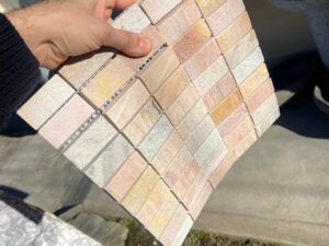 Mosaïque sur maille pour receveurs de douche en quartzite brésilien, offre de prix pour carrelage Sasso pietrarredo