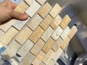 Offre mosaïque en quartzite jaune brésilien, carreaux palladiens sur maille, prix de l'offre pietrarredo en Italie