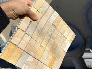 mosaico in pietra su rete arredo bagno tessere gialle pietrarredo prezzo costo
