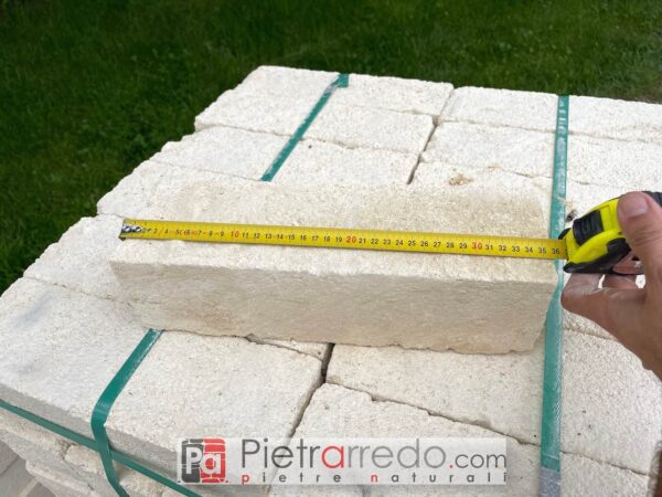 Hellweißer apulischer Tuffsteinblock für Gartenmöbel, Rabatten, Blumenbeete, Wände, Preise, Angebote, Kosten für Pietrarredo Mailand Parabiago onsale