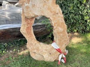 monoliti rocce bucate al centro per arredo giardino ston agarden beige giardini mediterranei italiani prezzo pietrarredo milano