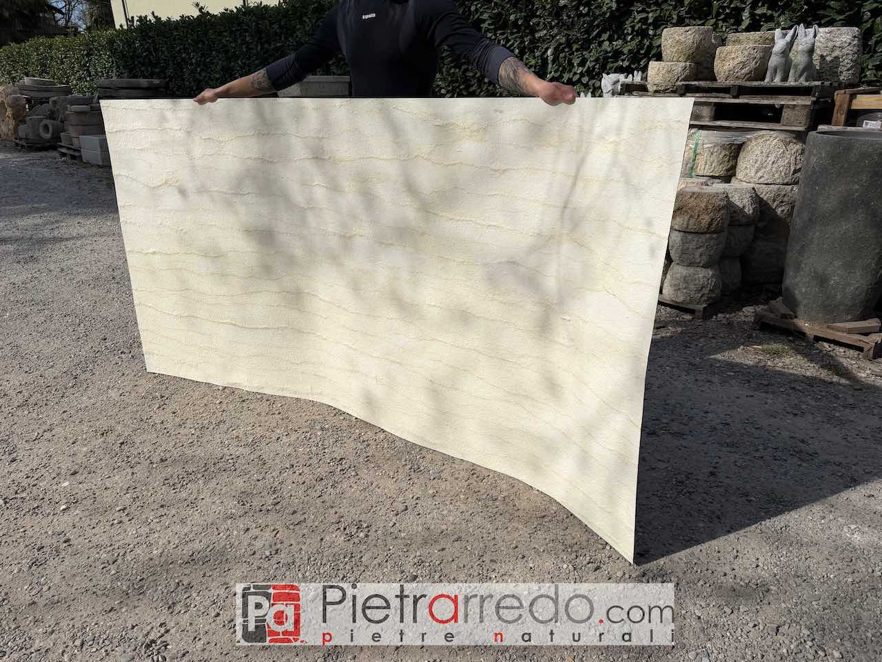 Flexible Platten aus Naturstein in Cremeweiß, Beige und Hellweiß für Wandverkleidungen und Holzfurniere, Preis auf Anfrage. Pietrarredo Milano Stein
